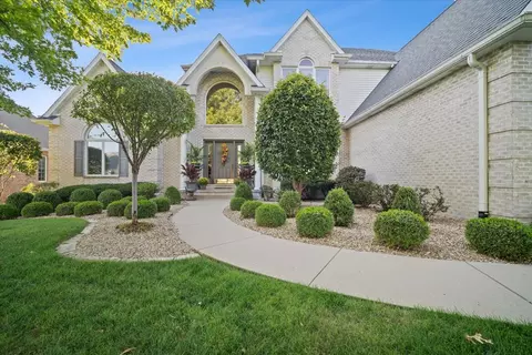 2102 Longwood Ln, Bloomington, IL 61704