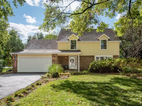 26 W325 Menomini Dr, Wheaton, IL 60189