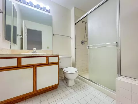Bath - 2136 Peach Tree Ln, Algonquin, IL 60102 photo 2 of 3