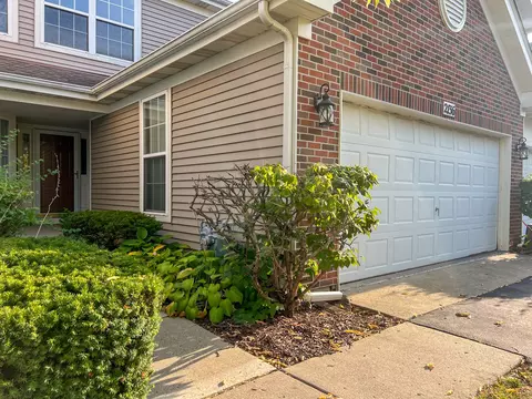 Exterior - 2136 Peach Tree Ln, Algonquin, IL 60102 photo 2 of 2