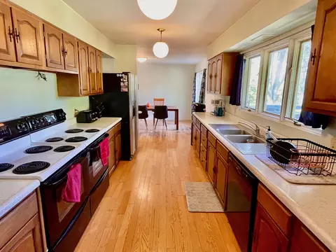 Kitchen - 1730 Sheffer Rd, Aurora, IL 60502 photo 2 of 3