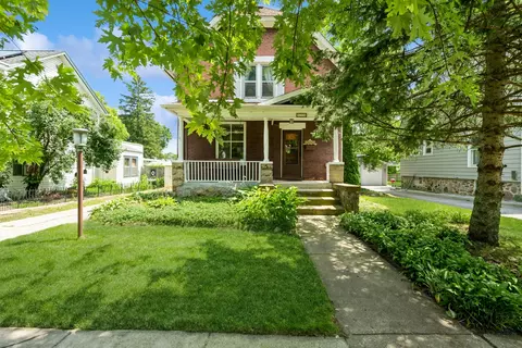 928 Clay St, Woodstock, IL 60098