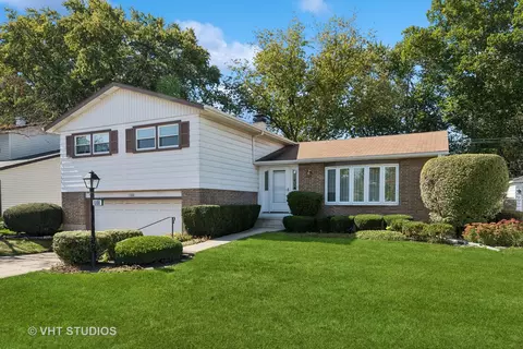 1308 N Burning Bush Ln, Mount Prospect, IL 60056