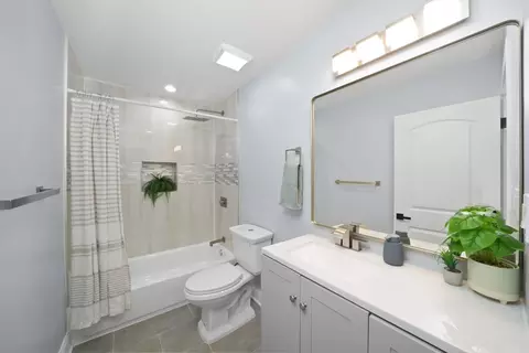 Bath - 3001 Nottingham Ave, Markham, IL 60428 photo 4 of 5