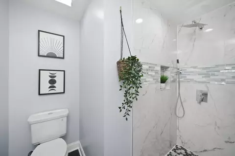 Bath - 3001 Nottingham Ave, Markham, IL 60428 photo 1 of 5