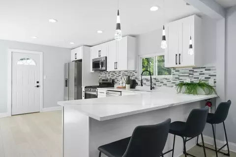 Kitchen - 3001 Nottingham Ave, Markham, IL 60428 photo 2 of 5