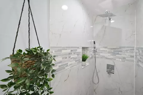 Bath - 3001 Nottingham Ave, Markham, IL 60428 photo 2 of 5