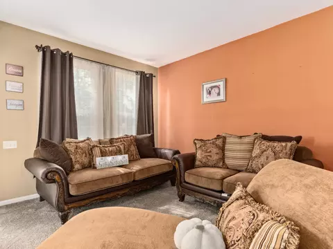 1031 Spinnaker St, Elgin, IL 60123 photo 3