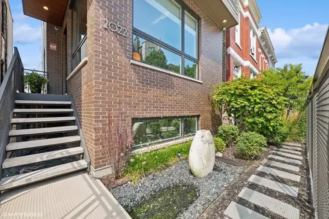 2022 W Superior St, Chicago, IL 60612