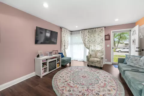 Living - 30 S Joyce Ln, Addison, IL 60101 photo 2 of 3