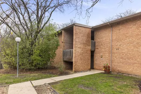 6012 E Lake Dr #1A, Lisle, IL 60532