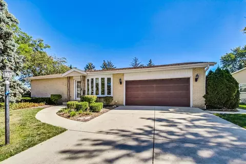 903 Grissom Trl, Elk Grove Village, IL 60007