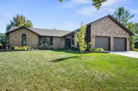 294 Berwick Dr, Aurora, IL 60506