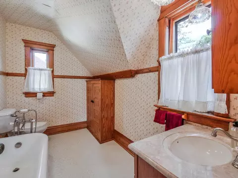 Bath - 725 N Spring St, Elgin, IL 60120 photo 1 of 1