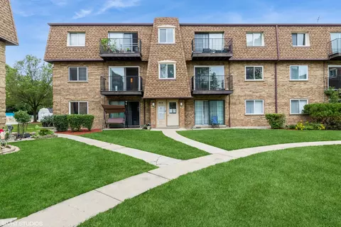 9418 Bay Colony Dr #2S, Des Plaines, IL 60016