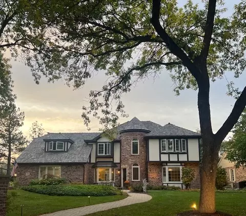 320 Hambletonian Dr, Oak Brook, IL 60523