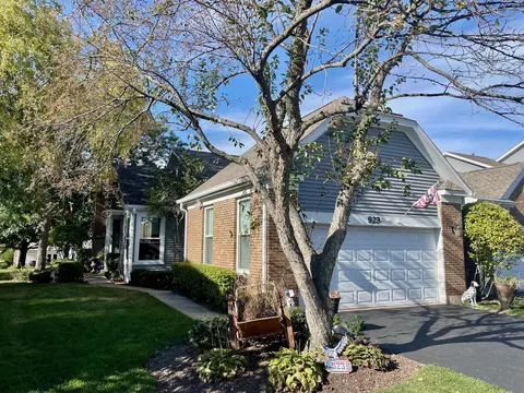 923 Heathrow Ln, Naperville, IL 60540