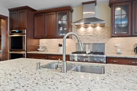 Kitchen - 938 Oakleaf Ct, Naperville, IL 60540 photo 4 of 6