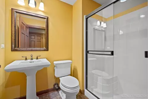 Bath - 938 Oakleaf Ct, Naperville, IL 60540 photo 1 of 4