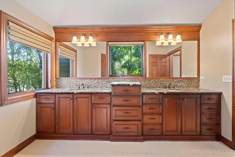 Bath - 938 Oakleaf Ct, Naperville, IL 60540 photo 3 of 4