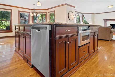 Kitchen - 938 Oakleaf Ct, Naperville, IL 60540 photo 5 of 6
