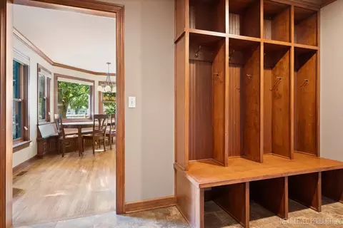 Entry Way - 938 Oakleaf Ct, Naperville, IL 60540 photo 2 of 3