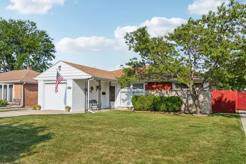 1061 W Grant Dr, Des Plaines, IL 60016