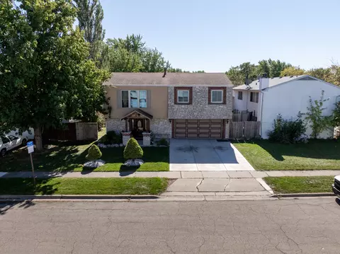 109 Highbury Dr, Elgin, IL 60120