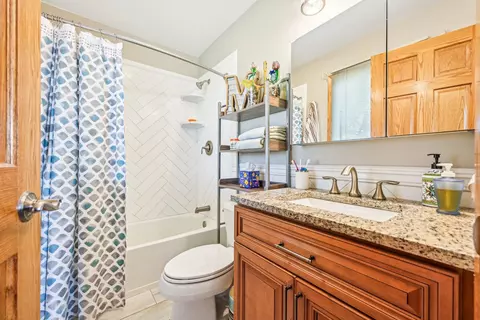 Bath - 959 Trailside Ln, Bartlett, IL 60103 photo 1 of 4