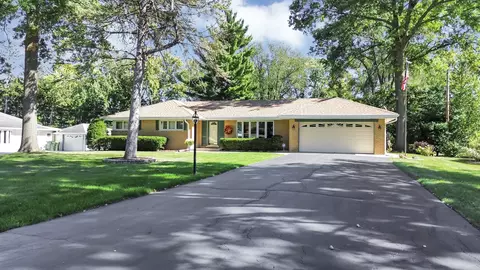 6 N355 Spring Ct, Medinah, IL 60157