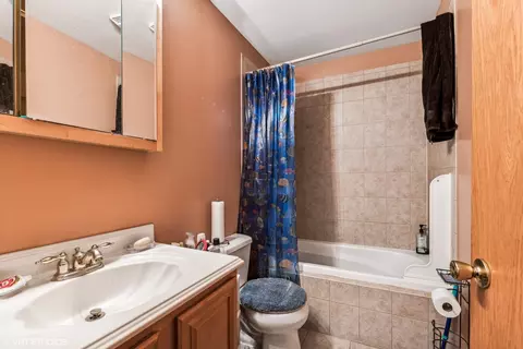 Bath - 5516 W Hawthorne Ave, Berkeley, IL 60163 photo 3 of 3