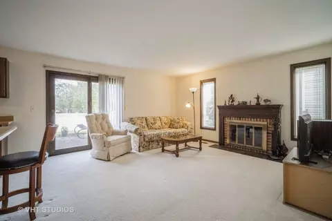Living - 1090 John Dr, Hoffman Estates, IL 60169 photo 3 of 3