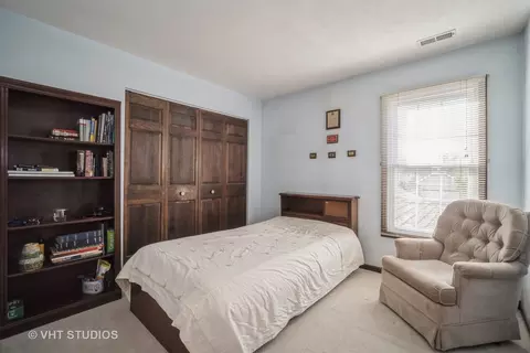 Bedroom - 1090 John Dr, Hoffman Estates, IL 60169 photo 1 of 2