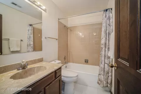 Bath - 1090 John Dr, Hoffman Estates, IL 60169 photo 2 of 3