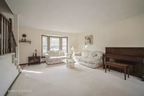 Living - 1090 John Dr, Hoffman Estates, IL 60169 photo 2 of 3