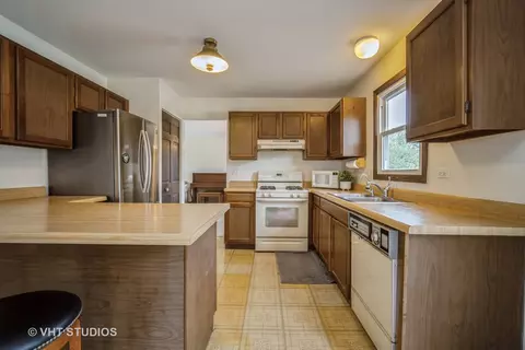 Kitchen - 1090 John Dr, Hoffman Estates, IL 60169 photo 1 of 1