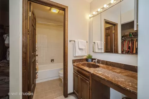 Bath - 1090 John Dr, Hoffman Estates, IL 60169 photo 3 of 3