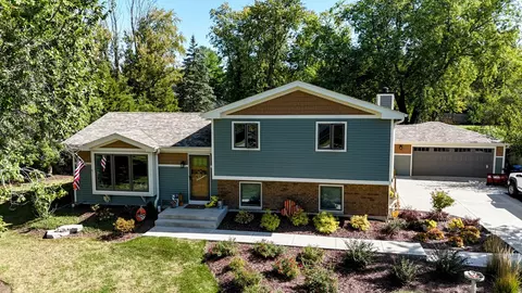 5603 Essex Rd, Lisle, IL 60532