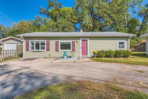 10 Cross St, Fox Lake, IL 60020