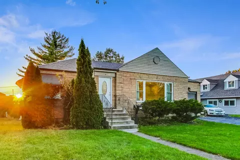 9112 Lynwood Dr, Oak Lawn, IL 60453