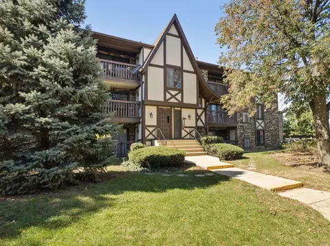 525 Cumnor Rd #301, Westmont, IL 60559
