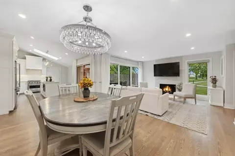 Dining - 24 Kane Ct, Willowbrook, IL 60527 photo 2 of 2
