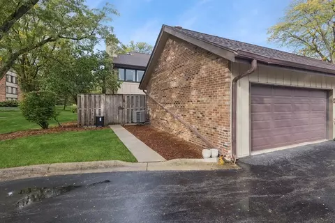 Exterior - 24 Kane Ct, Willowbrook, IL 60527 photo 3 of 4
