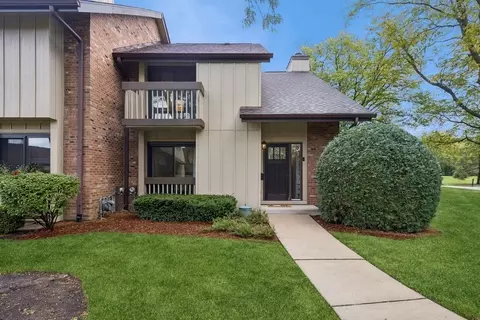 24 Kane Ct, Willowbrook, IL 60527