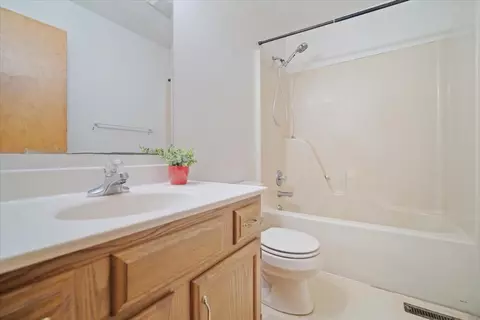 Bath - 41 Holder Way, Bloomington, IL 61704 photo 2 of 3