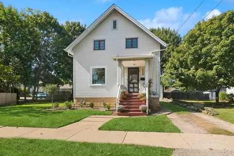 114 Harrison St, Barrington, IL 60010