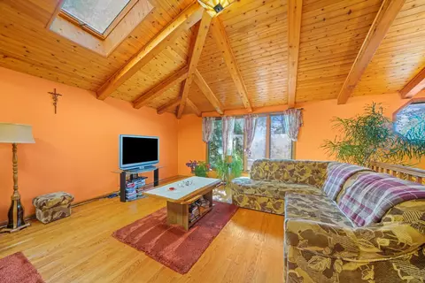 Living - 579 Dawn Ct, Des Plaines, IL 60016 photo 2 of 2