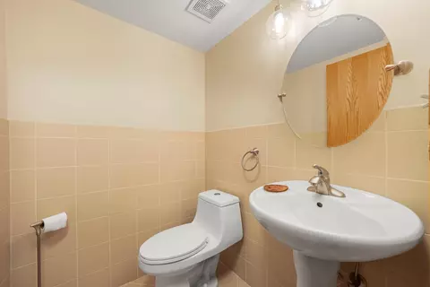 Bath - 579 Dawn Ct, Des Plaines, IL 60016 photo 2 of 5