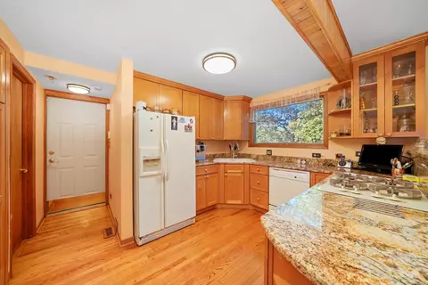 Kitchen - 579 Dawn Ct, Des Plaines, IL 60016 photo 2 of 3