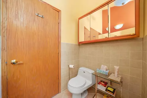 Bath - 579 Dawn Ct, Des Plaines, IL 60016 photo 4 of 5